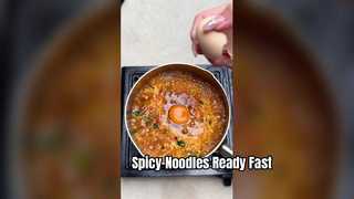 মশলাদার চংকিং হটপট নুডলস দ্রুত খাবার