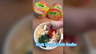 ইন্সট্যান্ট নুডলসের ভিতরে একটি বড় পুরো সসেজ আছে।