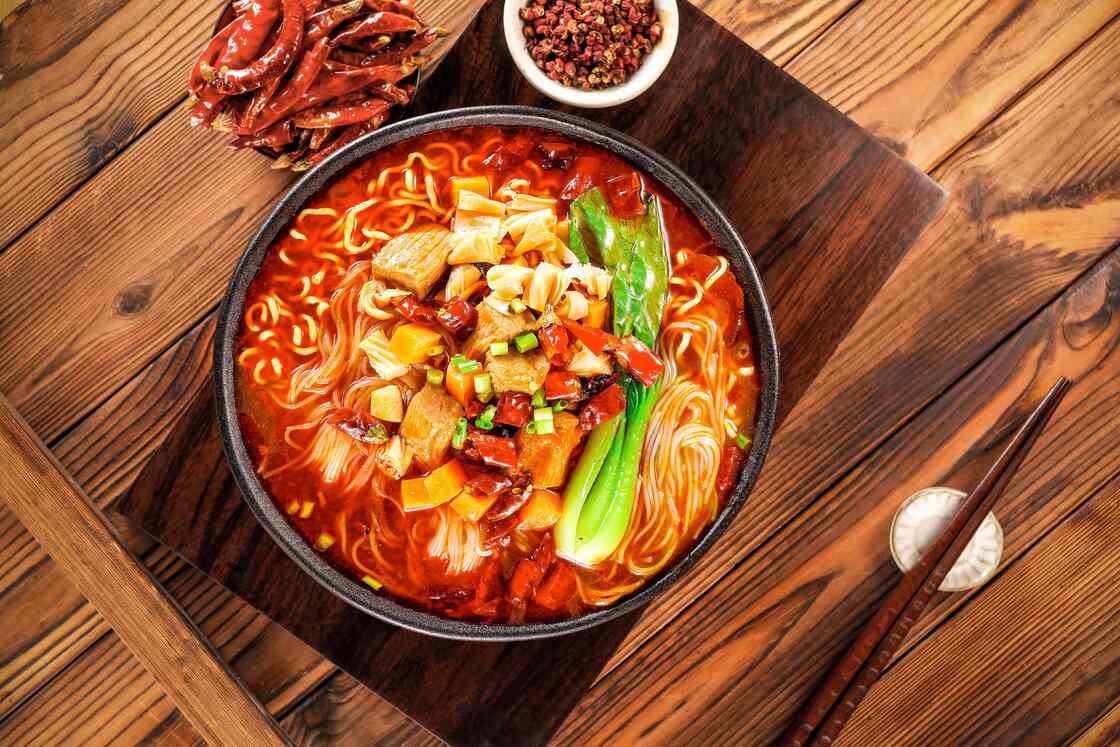 মশলাদার কাপ নুডলস সস ফ্লেভার ৯২ গ্রাম ১২ প্যাক ইনস্ট্যান্ট রামেন কুইক সার্ভিস রেস্তোরাঁ, ফুড ট্রাক এবং ক্যাফেটেরিয়ার জন্য পারফেক্ট