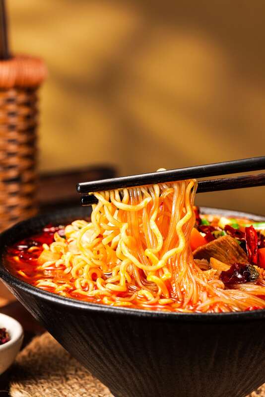 ৯২জি১২ কাপ নুডলস চংকিং মালা ফ্লেভার ভেজিটেবল ইনগ্রেডিয়েন্টস ইনস্ট্যান্ট নুডলস ইভেন্ট ক্যাটারিং এবং হসপিটালিটি সার্ভিসের জন্য আদর্শ